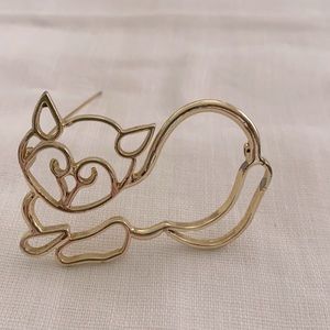 Gold tone cat pin